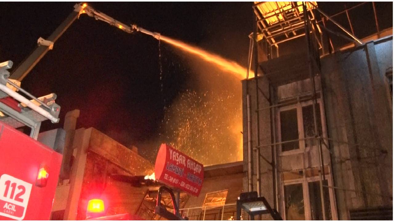 Ankara'da 2 Katlı Ahşap Atölyesinde Yangın