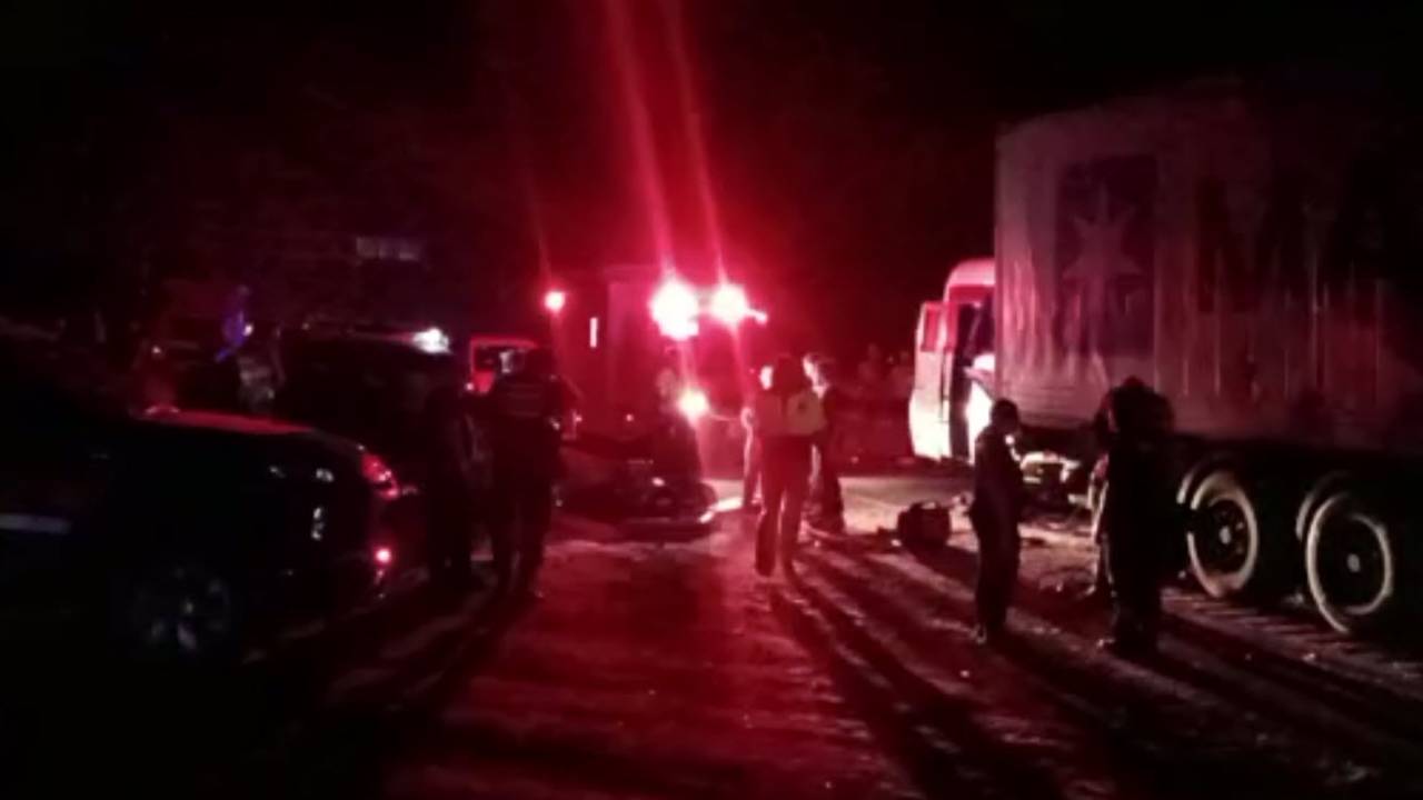 Otoyolda Servis Minibüsü Tır’a Arkadan Çarptı: 2 Ölü, 1 Yaralı