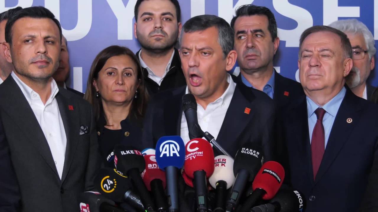 Ekrem İmamoğlu’na Gözaltı… Özgür Özel: "Tüm Türkiye’yi Dayanışma Sandıklarında Olmaya Davet Ediyorum"