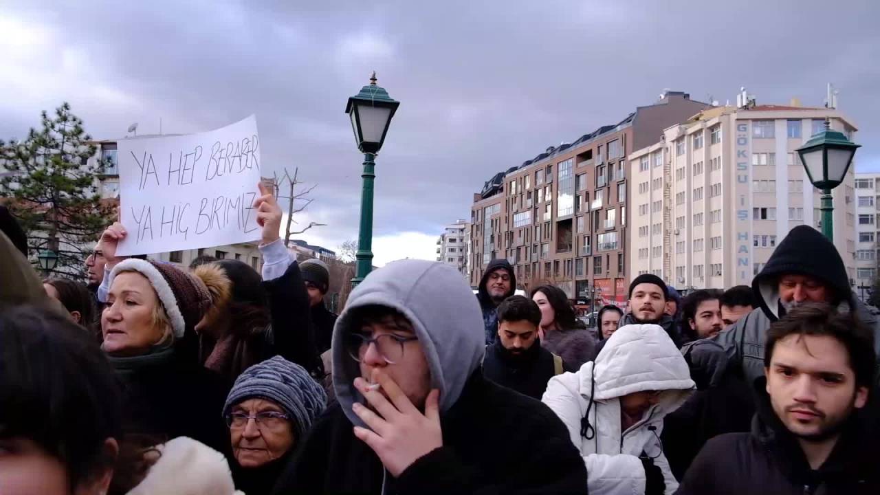 Eskişehir’de Binlerce Kişinin Katılımıyla Ekrem İmamoğlu’na Destek Yürüyüşü Yapıldı