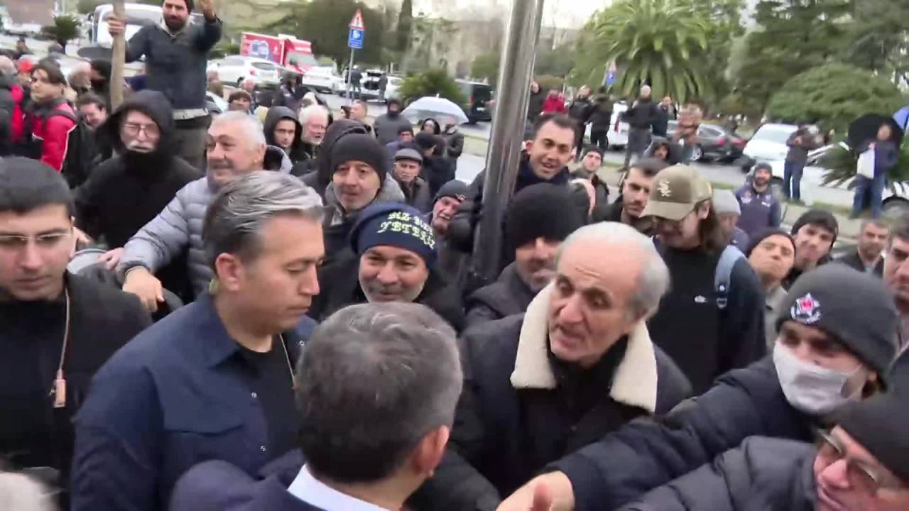 Özgür Özel, Saraçhane’deki Vatandaşlarla Bir Araya Geldi... “Ölmek Var, Dönmek Yok”
