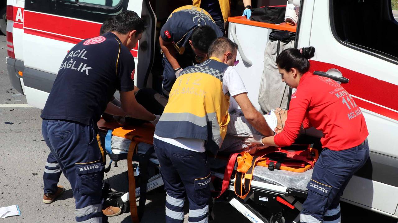 Diyaliz Hastalarını Taşıyan Minibüs İle Hafif Ticari Araç Araç Çarpıştı: 8 Yaralı