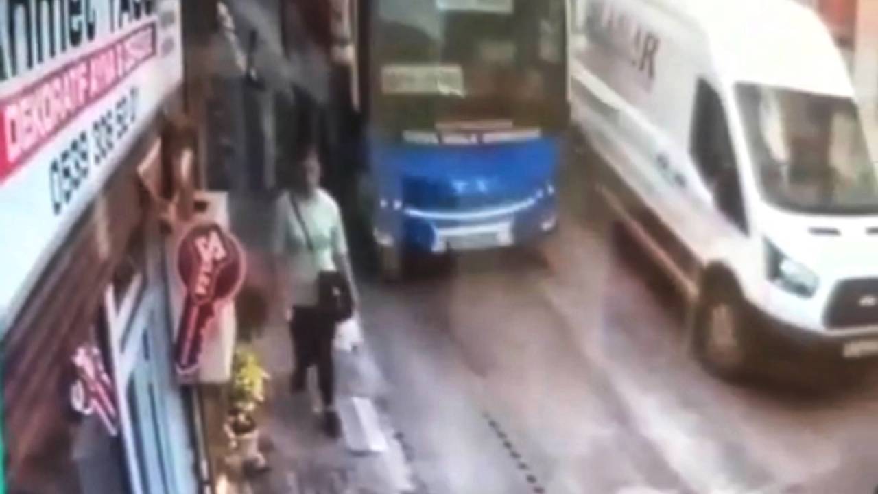 Otobüsün Yolda Açılan Bagaj Kapağı, Yayaya Çarptı; O Anlar Kamerada