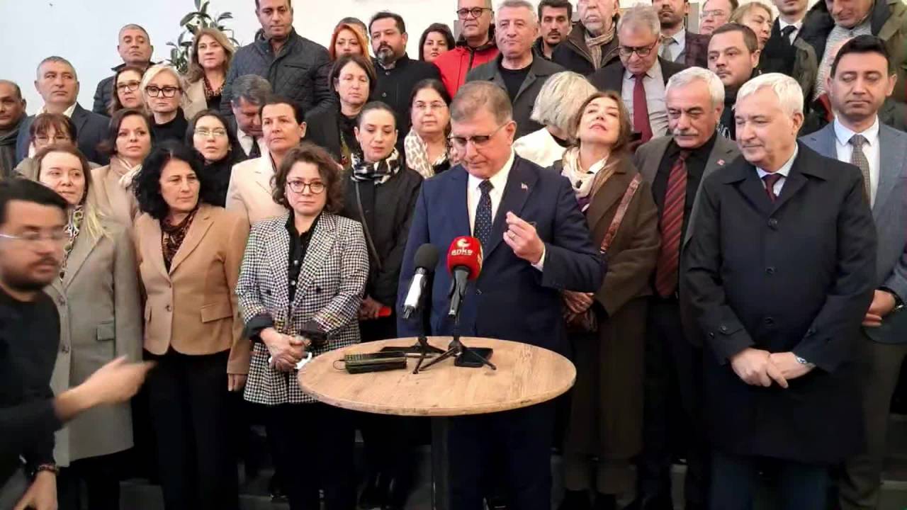 İzmir'de ‘Demokrasi Nöbeti’ 3. Gününde... Cemil Tugay:  Bir Ekrem’i Alabilirsiniz, Arkasından Bin Ekrem Gelir