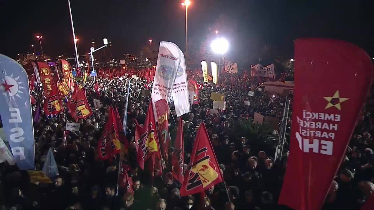 Ekrem İmamoğlu'na Gözaltı... Özgür Özel, Saraçhane'den Seslendi: Burayı Erdoğan'ın Kayyumuna Vermeyeceğiz