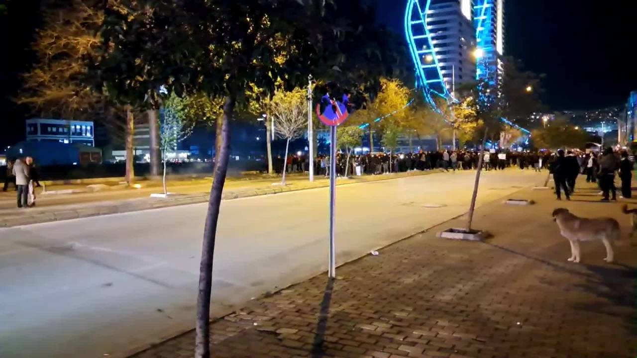 İzmir’de ‘İmamoğlu’ Protestosu: Ak Parti Binasına Yürümek İsteyen Öğrencilere Polisten Sert Müdahale