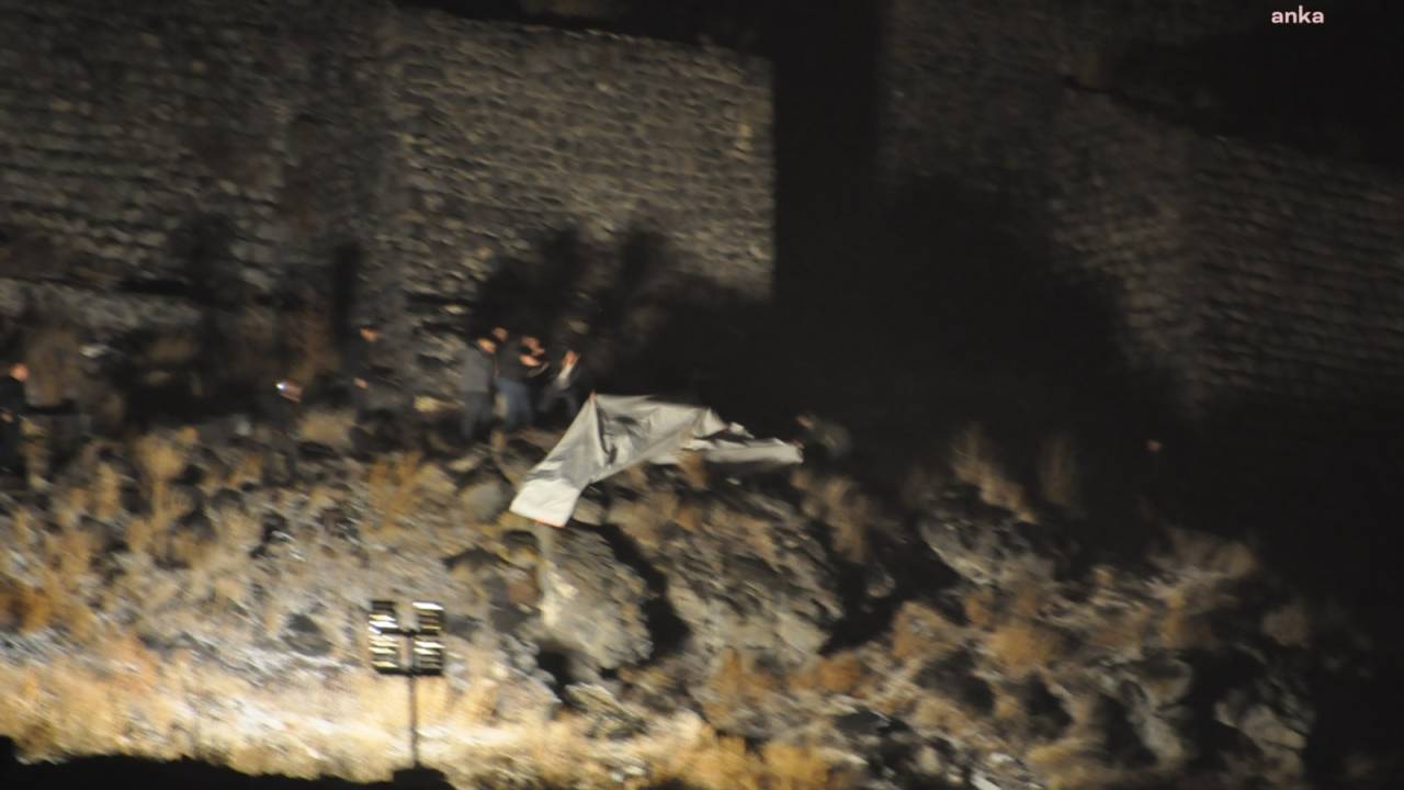 Kars Kalesine İmamoğlu’nun Posterini Asan 3 Genç Serbest Bırakıldı