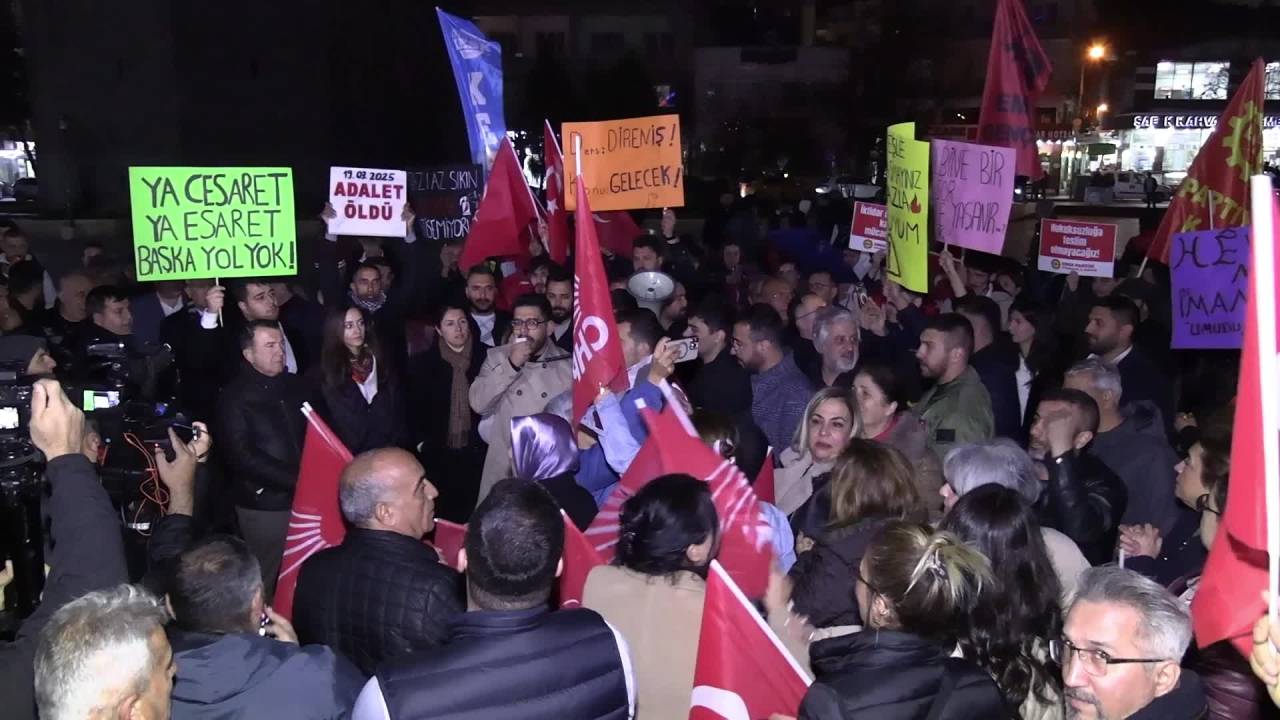 Diyarbakır’da Ekrem İmamoğlu Protestosu… Chp’liler "Mustafa Kemal’in Askeriyiz" Sloganıyla Yürüdü