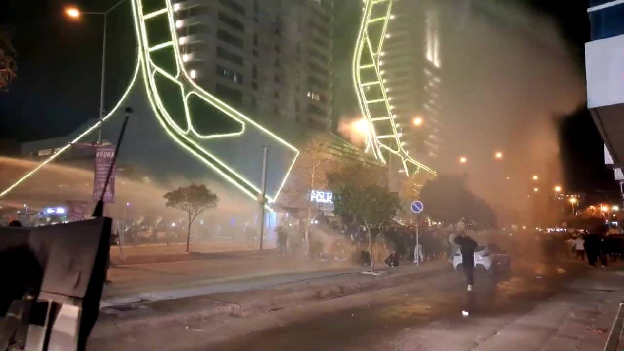 İzmir'de 2 Ayrı Noktada Öğrencilere Polis Müdahalesi