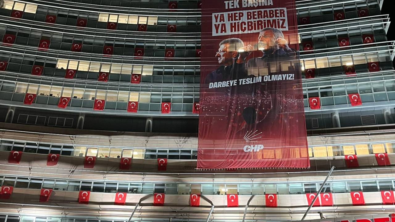 Chp Genel Merkezi'ne Türk Bayrakları Asıldı
