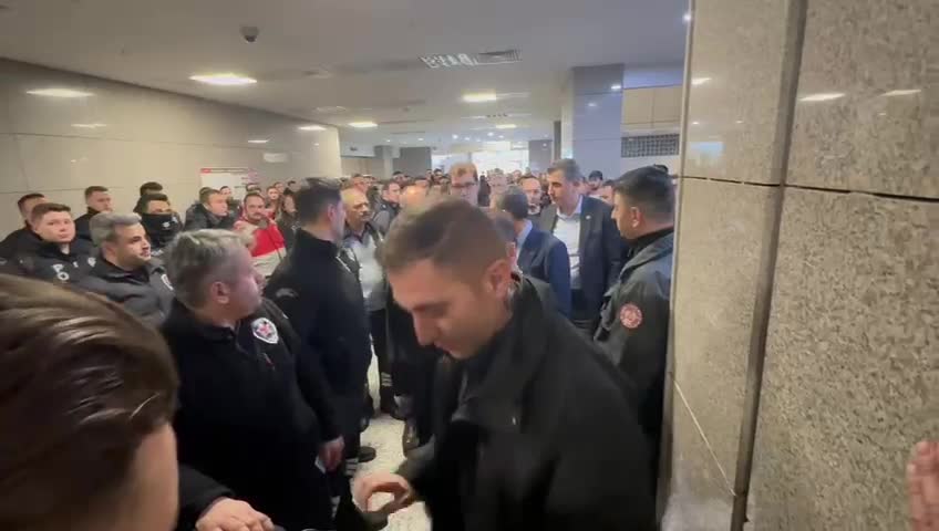 Dilek İmamoğlu Ve Chp Genel Başkanı Özel, Ön Seçimde Oy Kullanmak İçin Çağlayan Adliyesi’nden Ayrıldı