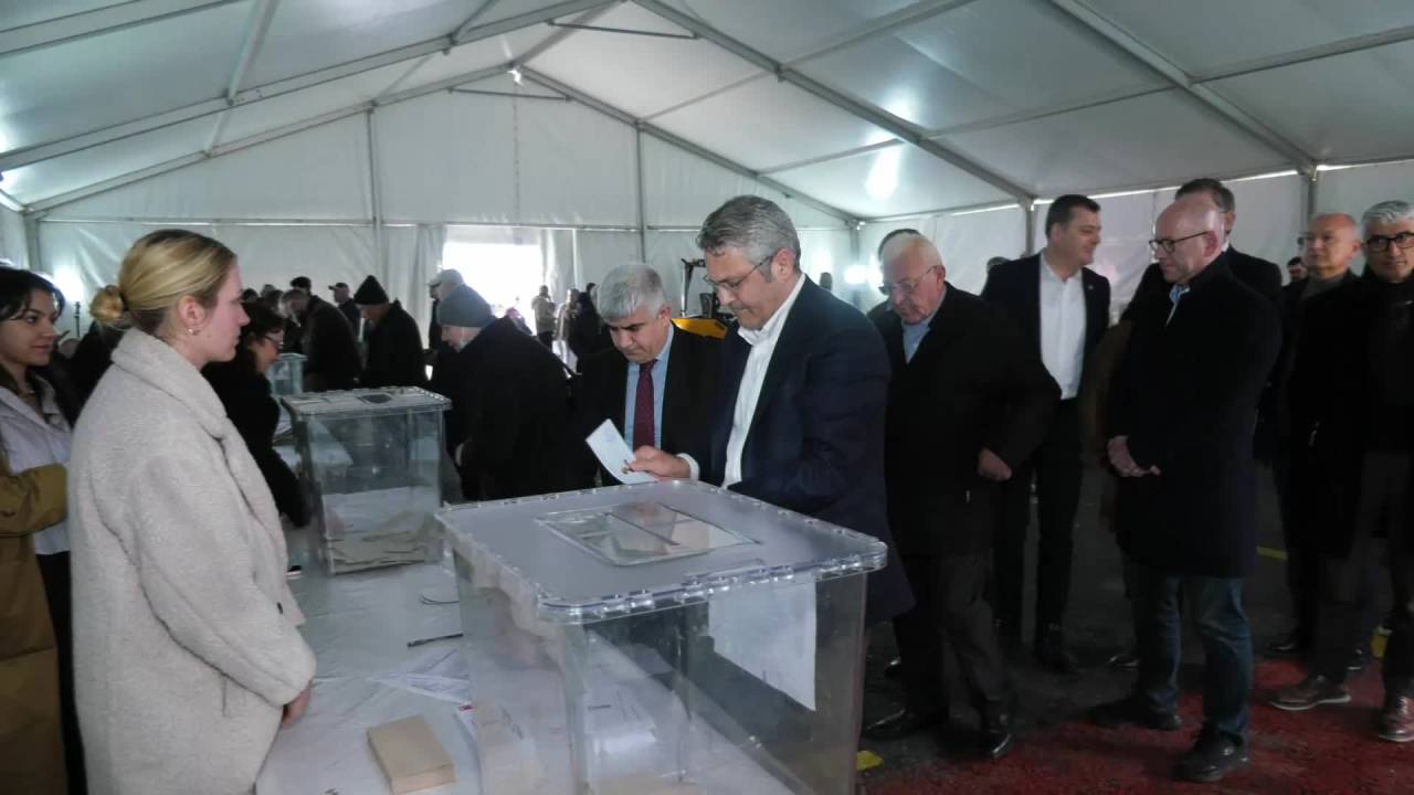 Oğuz Kaan Salıcı, Ön Seçim Sandığında: “İktidarın Baskılarına Karşı Ekrem İmamoğlu’na Sahip Çıkmamız Lazım”