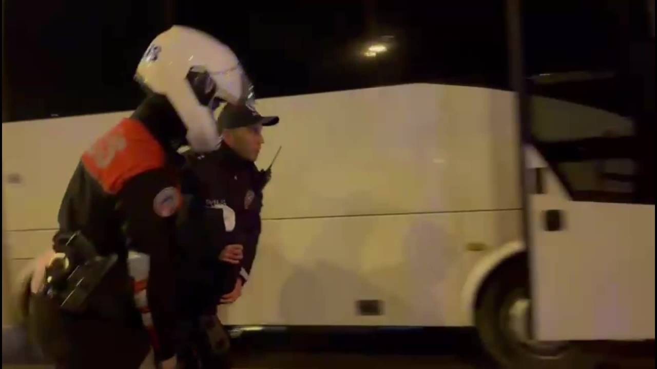 Bursa'da Ekrem İmamoğlu'na Destek Eyleminde Polis Müdahalesi... Chp İl Başkanı Gözünden Yaralandı