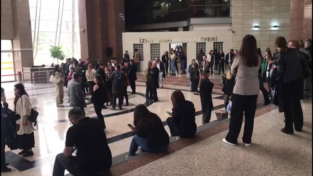 İzmir’de Gözaltı Tepkisi... Chp’li Gençler Ve Avukatlar Serbest Bırakılsın Çağrısı