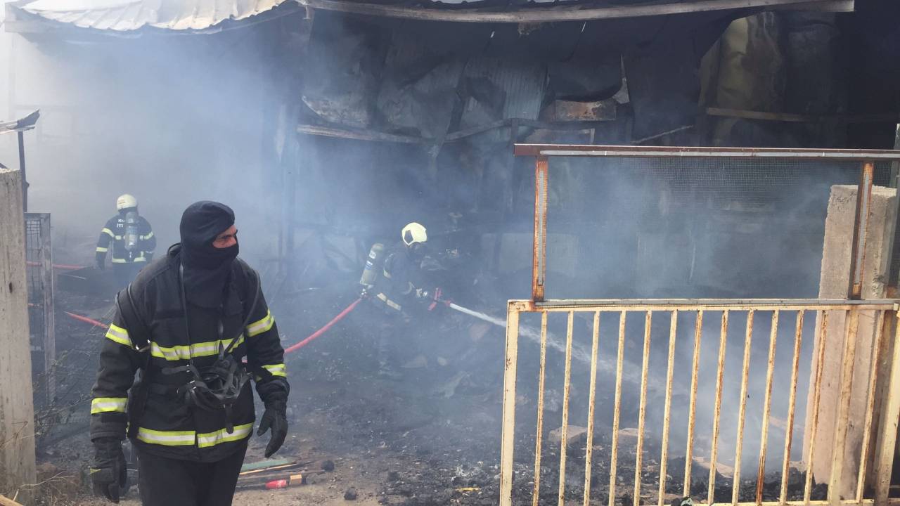 Gebze'de, Plastik Fabrikasında Yangın