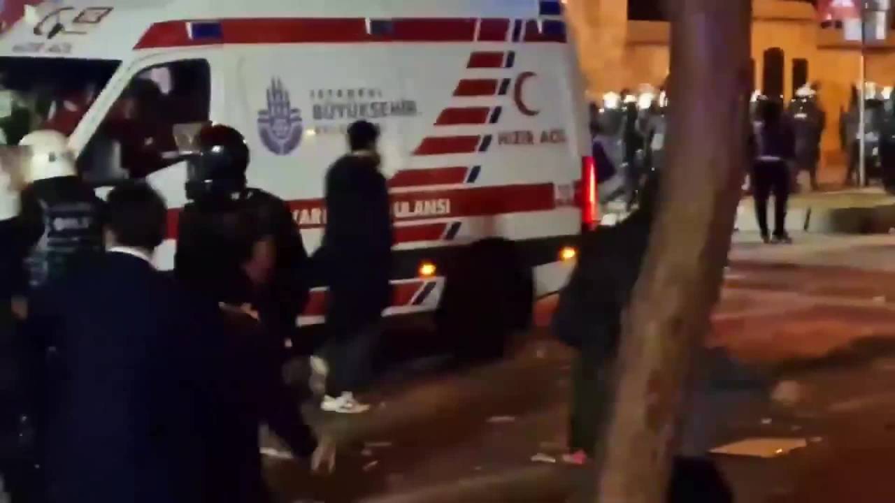 Polisin Göstericilere Birkaç Metreden Biber Gazı Sıktığı Esnada Chp'li Vekilin Müdahalesi Kamerada