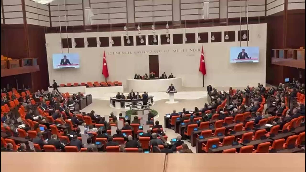 Tbmm Genel Kurulu Gergin Başladı... Chp Grubu Ekrem İmamoğlu'nun Resimlerini Sıralarına Koydu