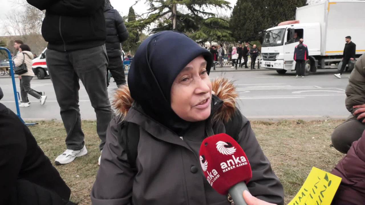 Saraçhane'de Buluşan Vatandaşlardan Erdoğan’a Tepki... "Bir Yüzüğün Bin Yüzük Oldu. Yetmedi Mi?"