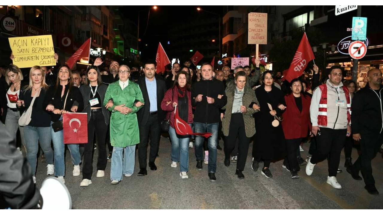 Kuşadası’nda İmamoğlu’na Destek Yürüyüşü