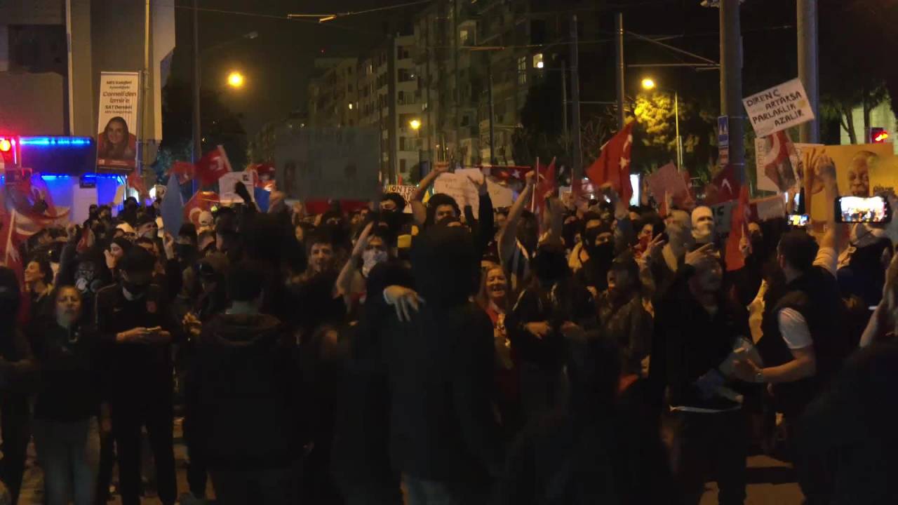 İzmir’deki ‘İmamoğlu’ Eylemine Toma İle Müdahale
