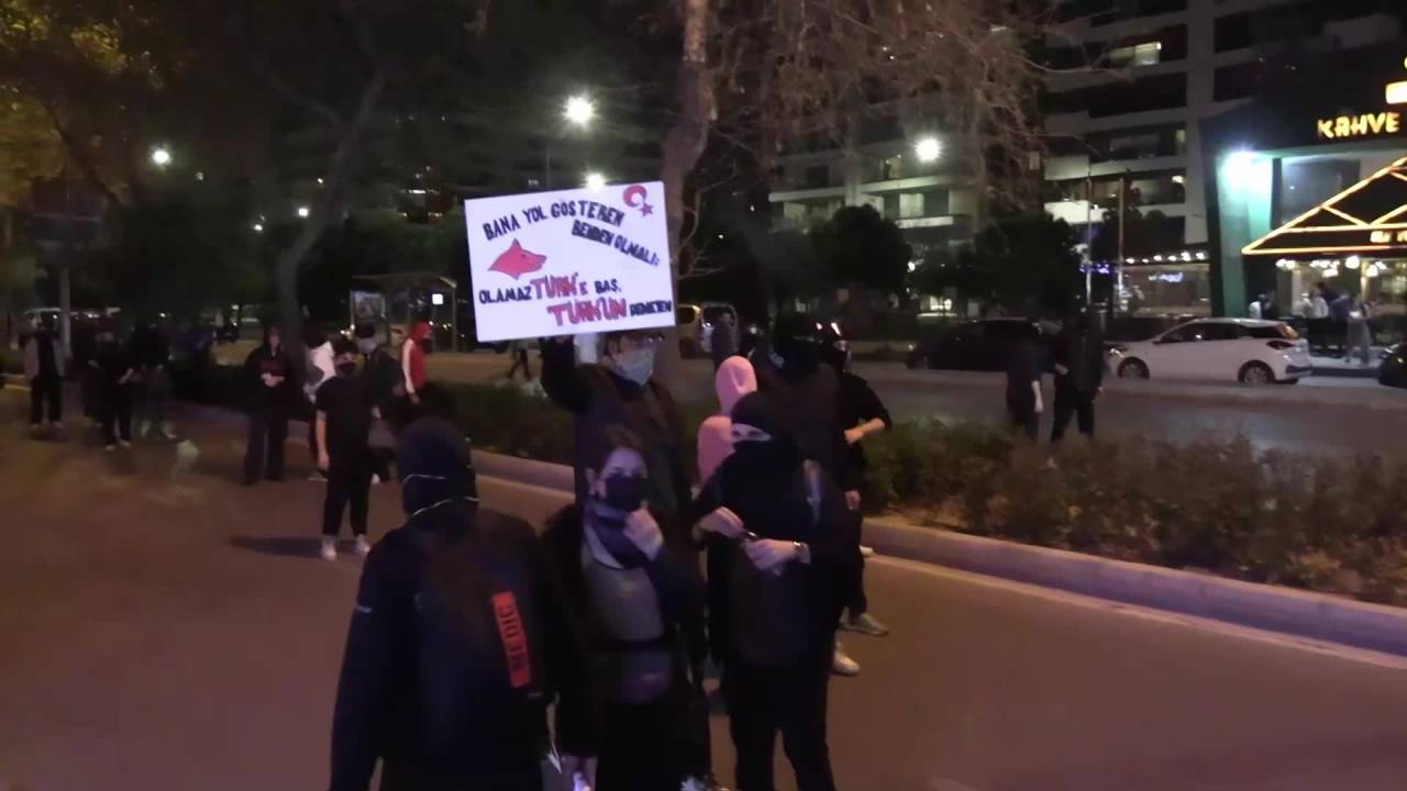 İzmir’de İmamoğlu Protestosuna Polis Müdahalesi