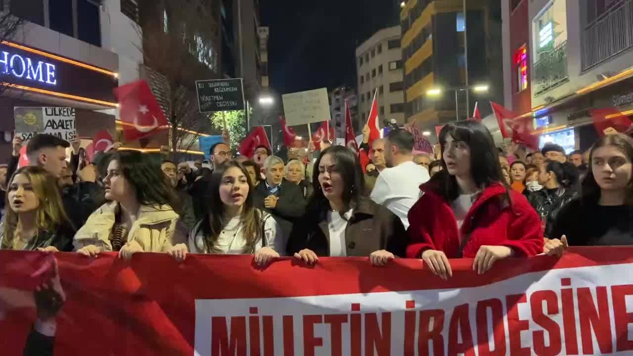 Trabzon’da Yüzlerce Vatandaş, ‘İmamoğlu’na Özgürlük’ Sloganlarıyla Yürüdü