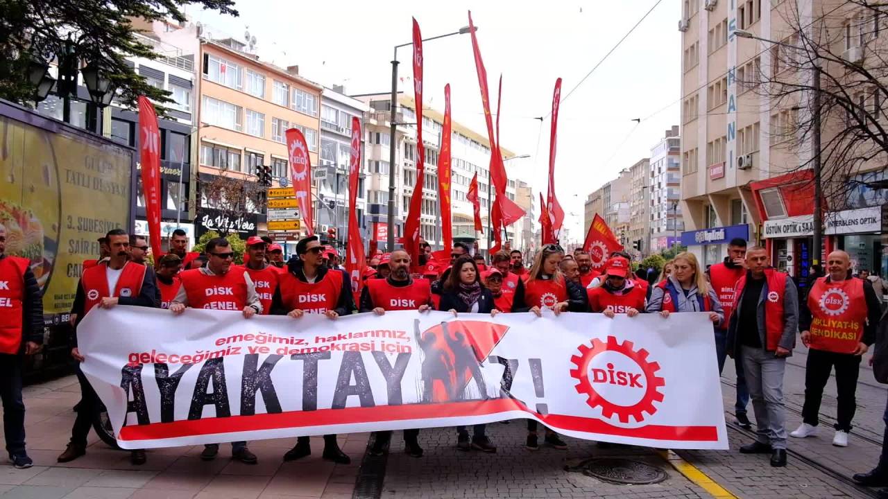 Disk’ten Eskişehir’de Yürüyüş: "Demokrasi Ve Cumhuriyet, Emekçilerin Kırmızı Çizgisidir"