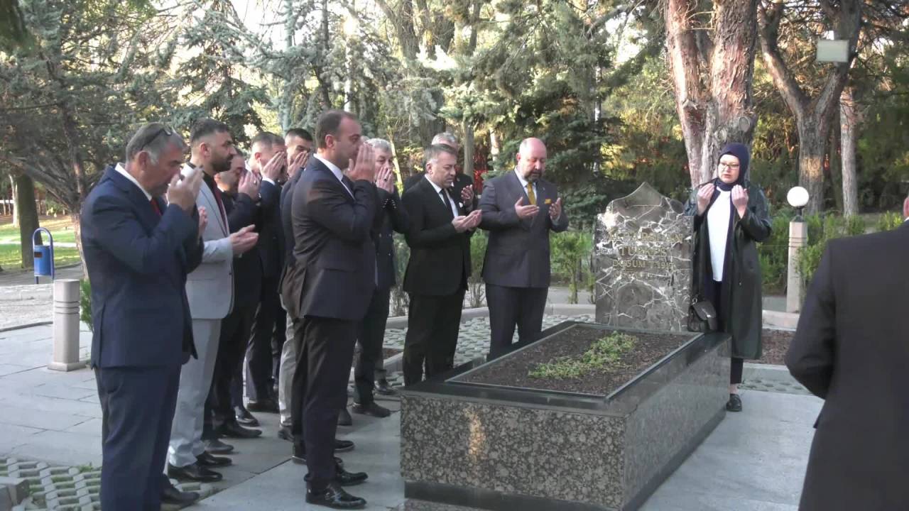 Mhp Genel Başkan Yardımcıları Ve Partililer, Alparslan Türkeş’in Kabrini Ziyaret Etti