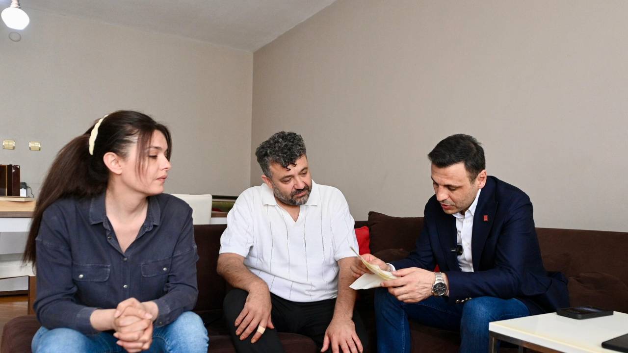 Özgür Çelik, Berkay Gezgin Ve Sinan Can Karahan’ın Ailelerini Ziyaret Etti