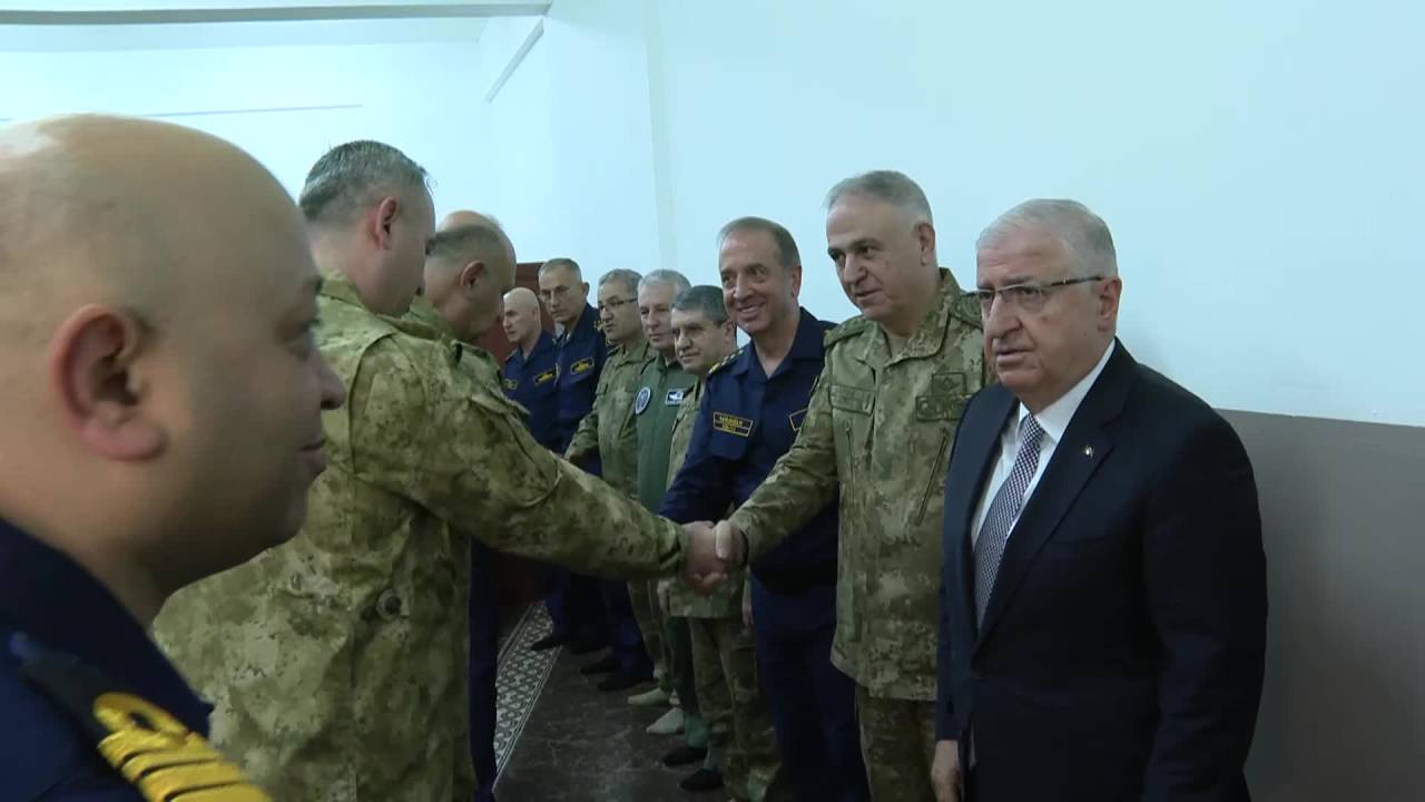Milli Savunma Bakanı Yaşar Güler, Çanakkale'de Mehmetçikle Bayramlaştı