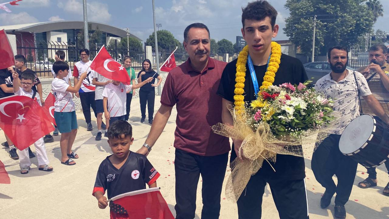 Dünya İkincisi Olan Tekvandocu, Memleketinde Davul Zurnayla Karşılandı