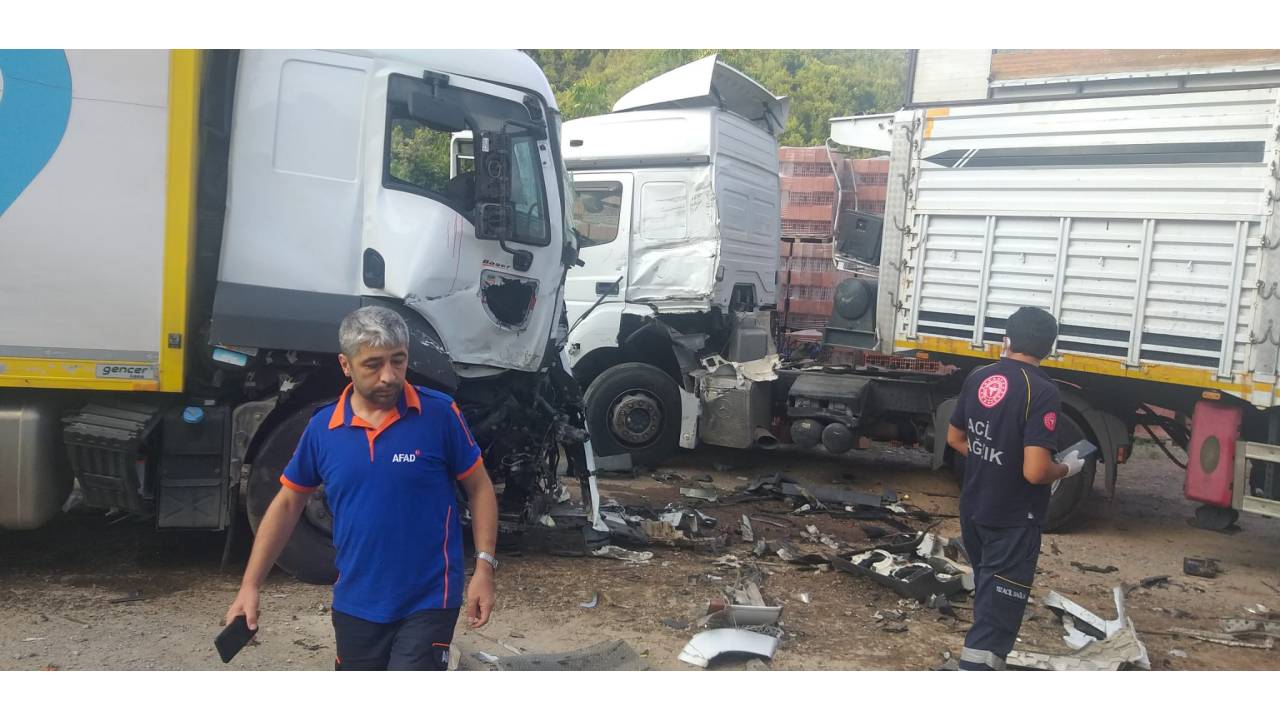 Kamyon, Park Halindeki Tır’lara Çarptı: 3 Yaralı