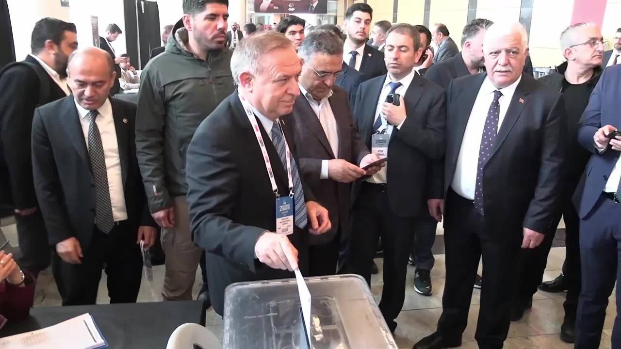 Chp'nin 21. Olağanüstü Kurultayı'nda Delegeler Oylarını Kullandı
