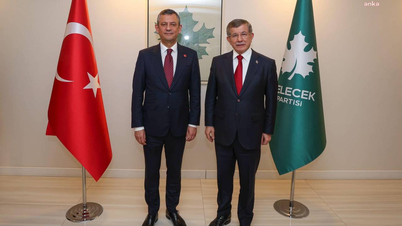 Ahmet Davutoğlu'ndan Özgür Özel'e Tebrik Mesajı