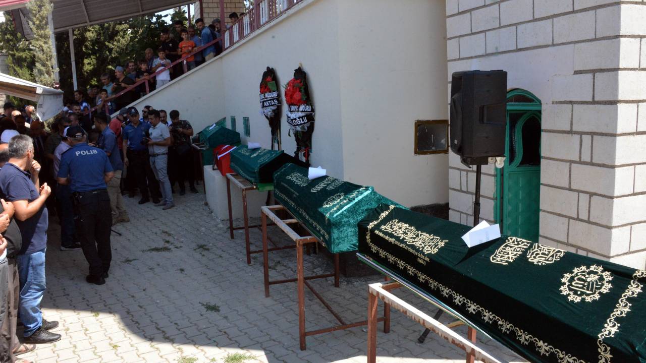 Kahramanmaraş'taki Aile Katliamında 5 Kişi Yan Yana Toprağa Verildi
