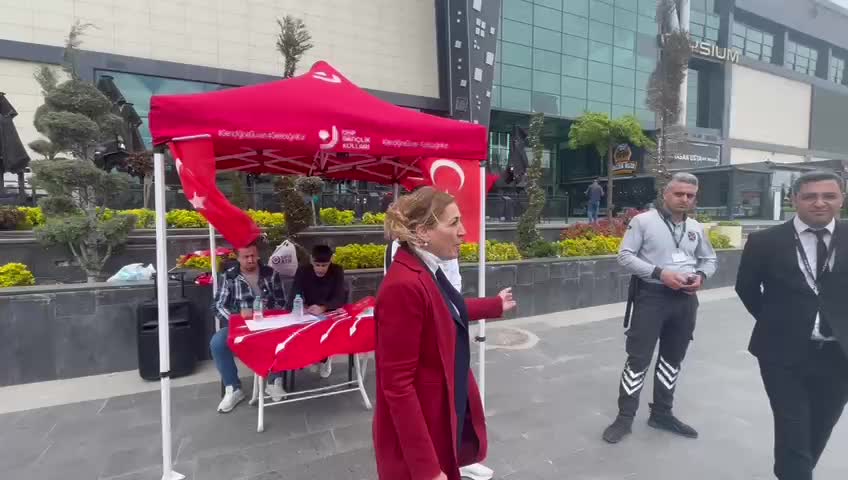 Elazığ'da Chp'nin İmza Kampanyası İçin Kurulan Standa Avm Yönetimi Müdahale Etti