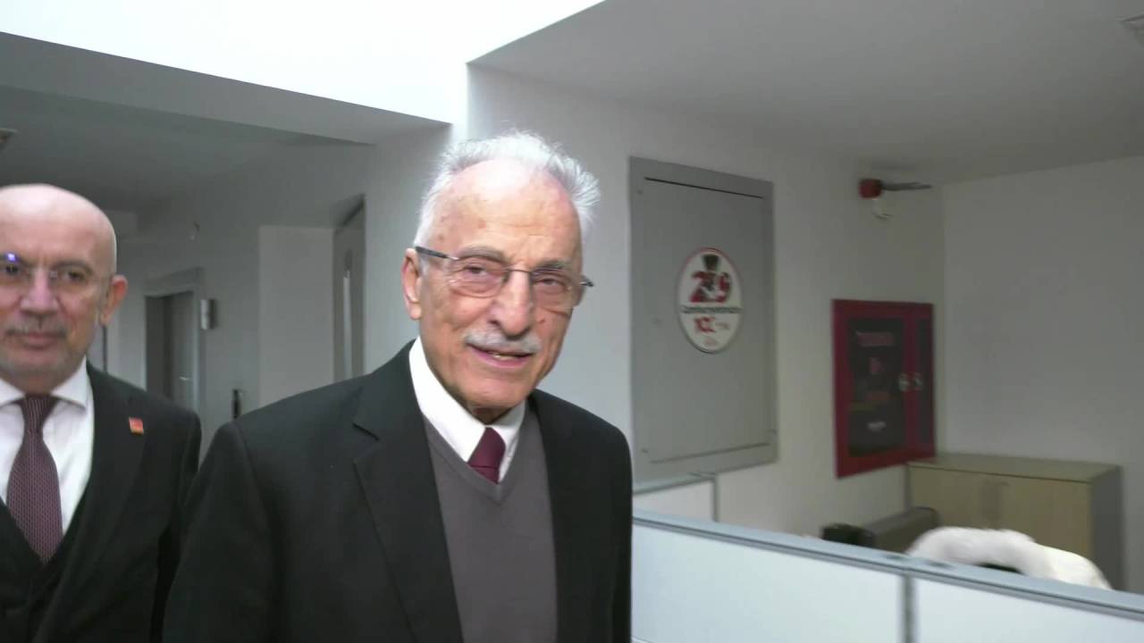 Murat Karayalçın, Chp'nin İmamoğlu'na Özgürlük Ve Erken Seçim İçin Başlattığı İmza Kampanyasına Destek Verdi