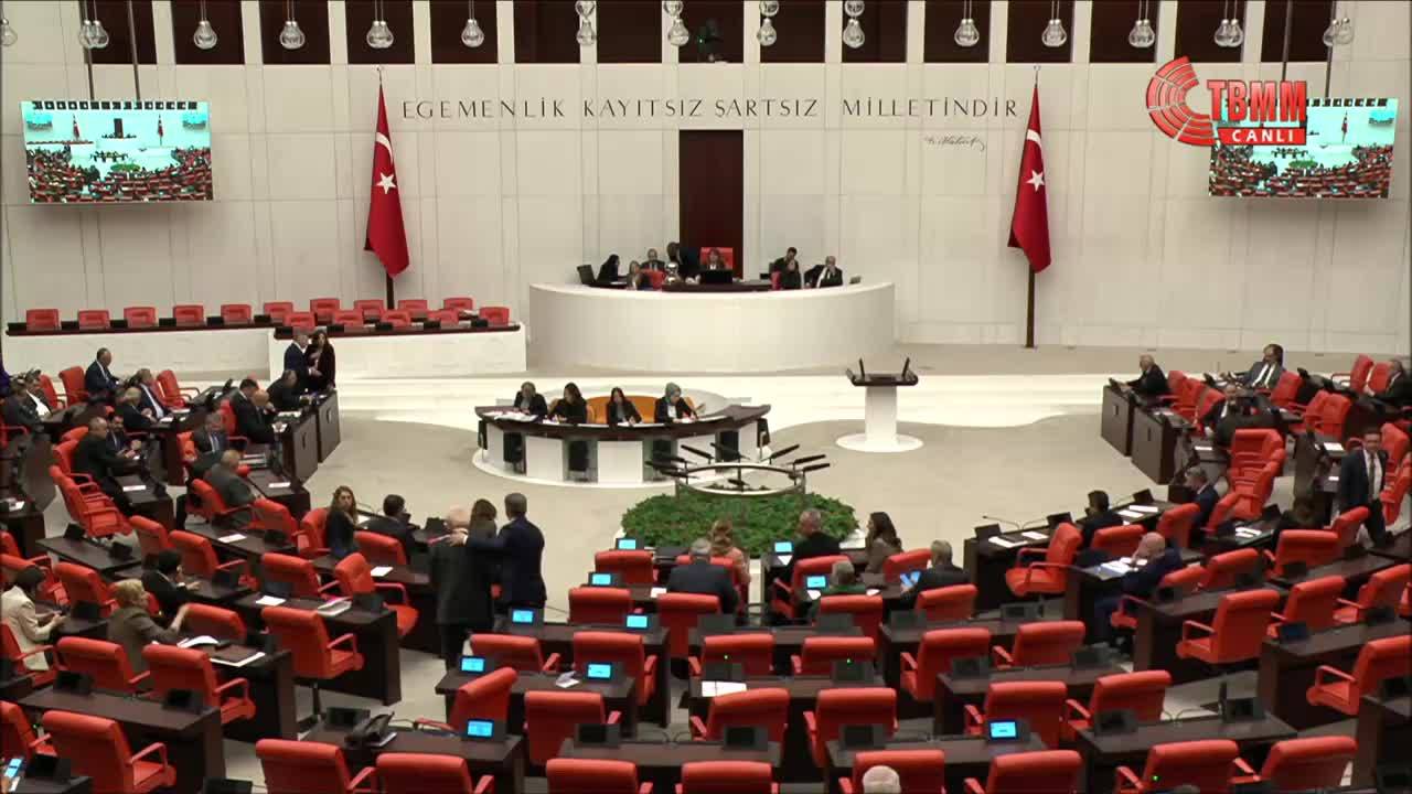 Chp'li Adıgüzel'den Bakan Yumaklı'ya 'Don' Eleştirisi: "Sen Nerenin Bakanısın, İtalya’nın Mı?"
