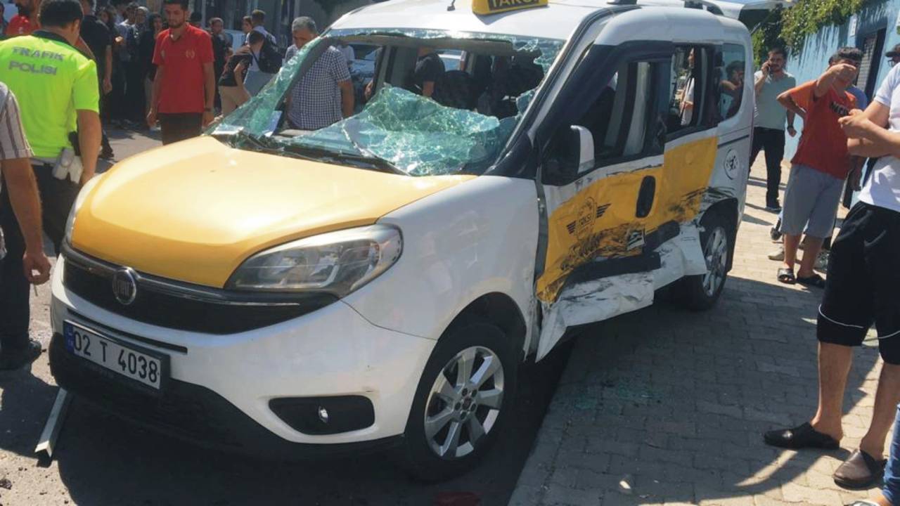 Adıyaman'da İki Hafif Ticari Araç Çarpıştı: 1 Ölü, 3 Yaralı