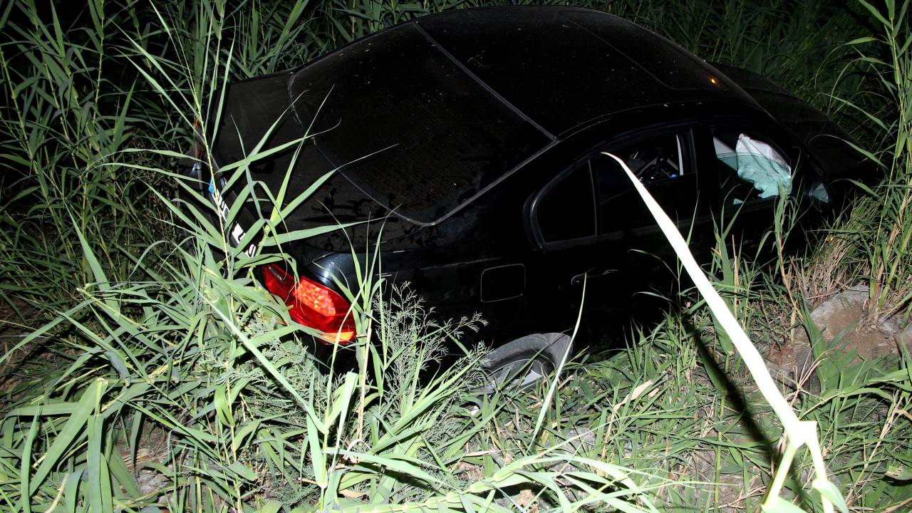 Adana'da Otomobil Şarampole Devrildi: 2 Yaralı