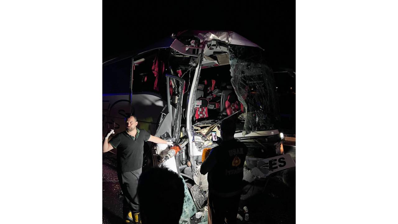 Uşak'ta Yolcu Otobüsü, Tır'a Çarptı; 1 Ölü, 39 Yaralı