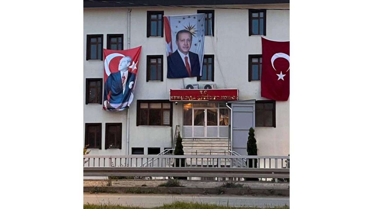Chp Kemalpaşa İlçe Başkanı Gümüşkaya'dan, Kaymakamlık Binasına Asılan Posterlerin Yerleştirilmesine Tepki