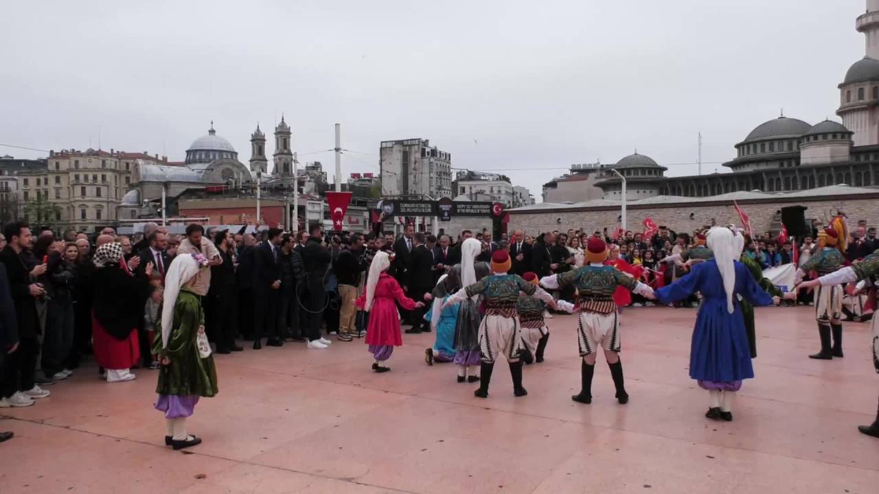 Chp'den Taksim Anıtı'na "Millet Büyüktür" Çelengi