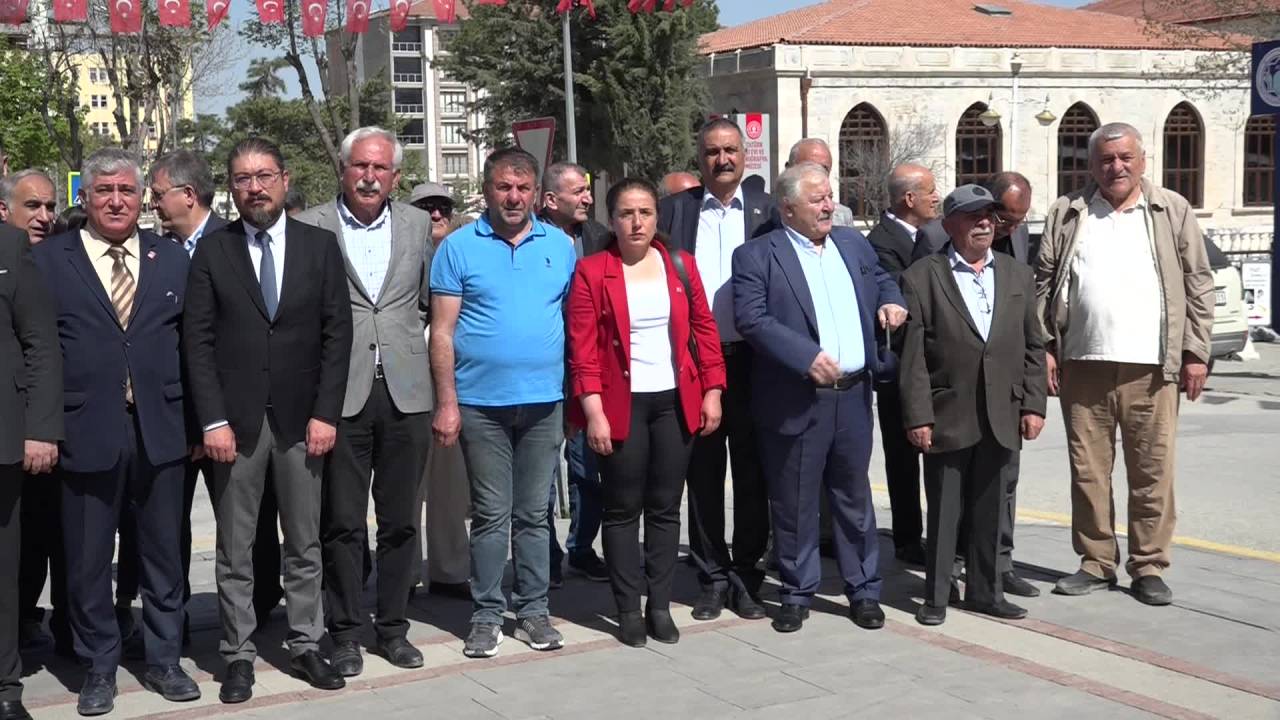 Chp Malatya İl Örgütü, 23 Nisan Ulusal Egemenlik Ve Çocuk Bayramı Dolayısıyla Atatürk Anıtı'na Çelenk Koydu