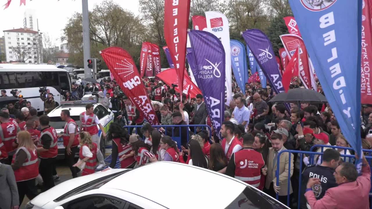 Chp’nin 23 Nisan Yürüyüşü... Binlerce Vatandaş, Ata’nın Huzuruna Çıkmak İçin Barikatları Yıktı