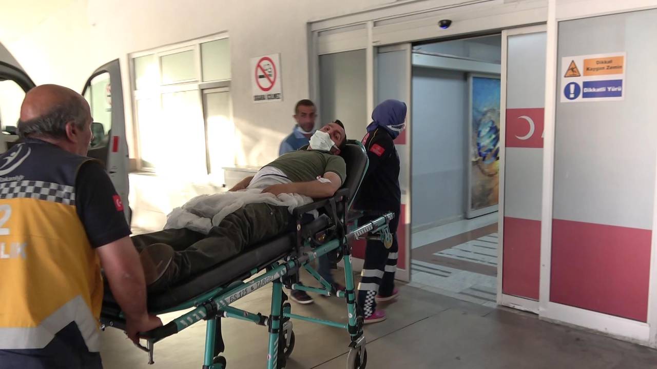 Baba Ve 2 Oğlu, Evlerinin Önünde Otururken Silahlı Saldırıda Yaralandı