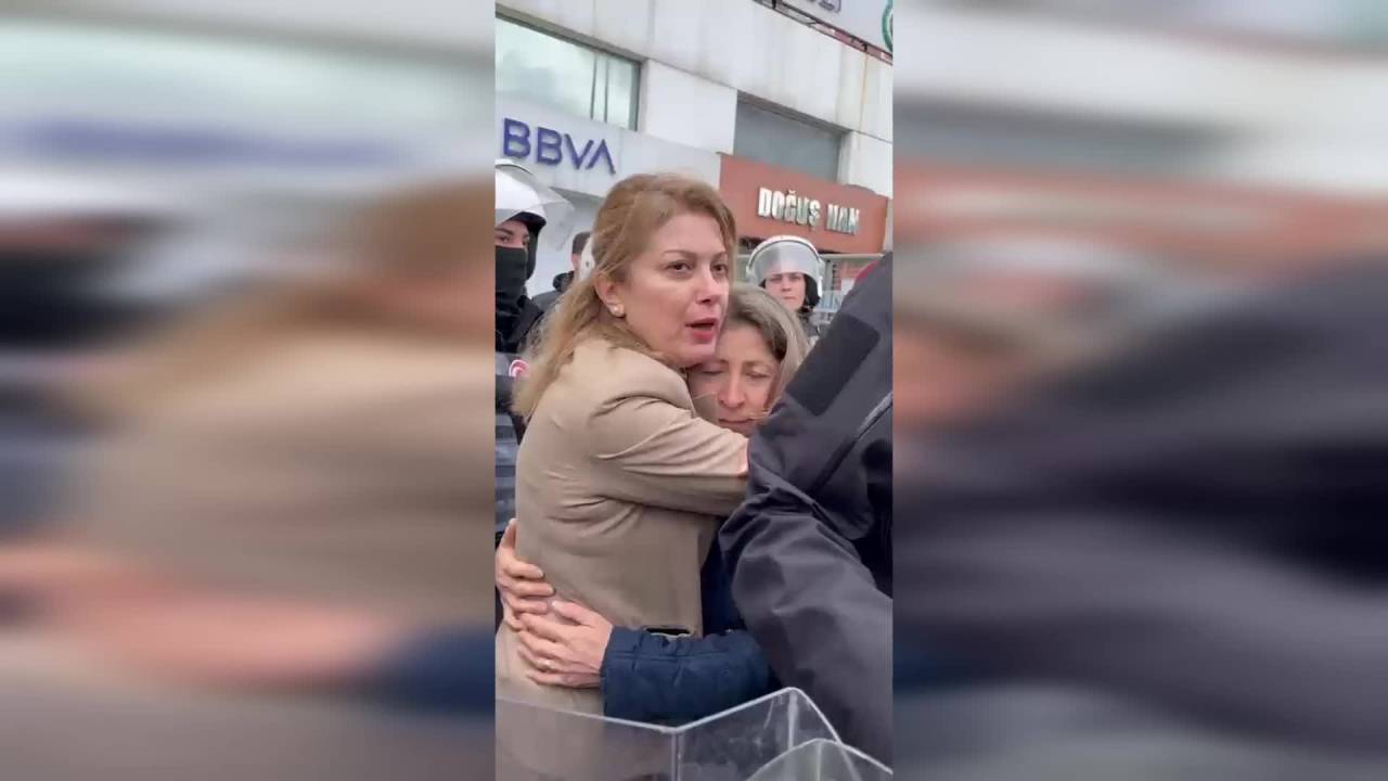 Asu Kaya, Koşuyolu Mahallesi Muhtarı Bilir'in Gözaltına Alınmasına İzin Vermedi