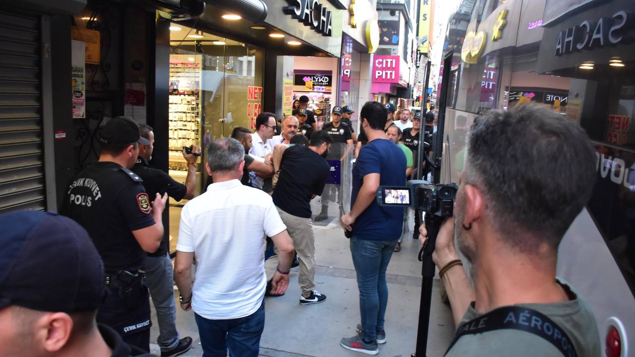 İzmir'de, Terörist Anmasına 20 Gözaltı