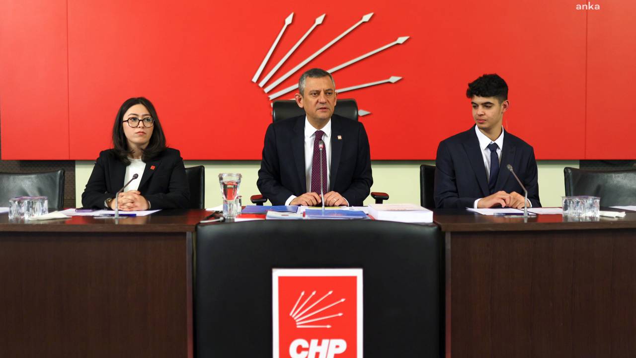 Özgür Özel'e Fiziksel Saldırı... Pm Üyesi Berna Özgül: "Bu Nasıl Bir Düzen? Bu İnsanları Kim Koruyor?"