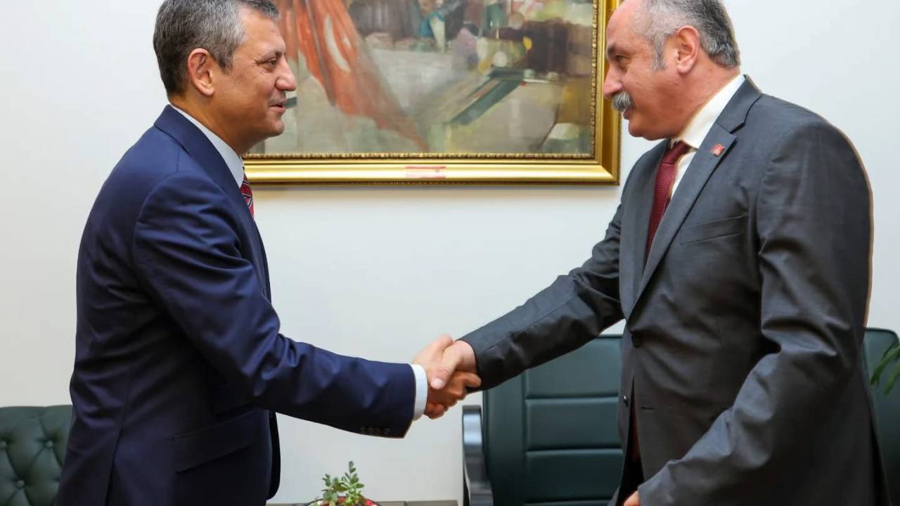 Özgür Özel'e Fiziksel Saldırı... Chp Artvin Ve Giresun İl Başkanlarından Saldırıya Kınama